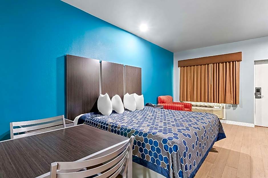 Econo Lodge Inn & Suites
