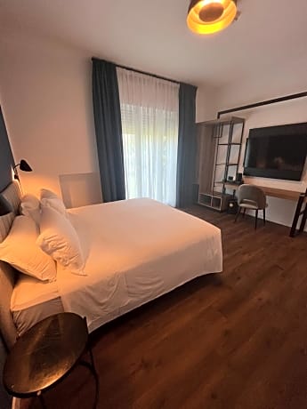 Deluxe 1 Double Bed or 2 Beds