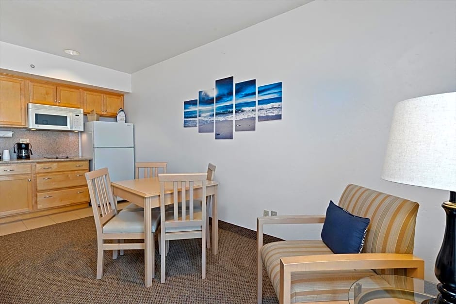Beach House Inn & Suites