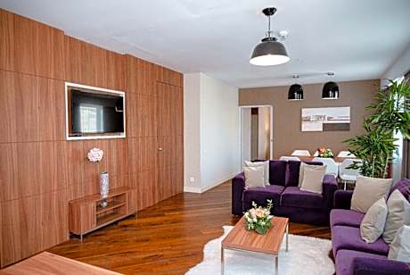 Executive 1 King Bed Non-Smoking Suite