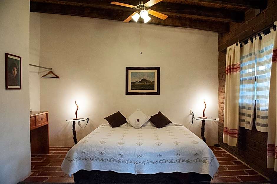 Paradise Hotel Boutique & Lounge
