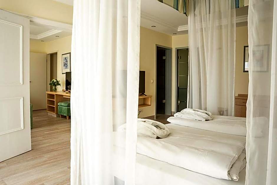 MAXIMILIAN Grand Hotel