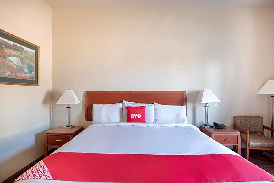 OYO Townhouse Clute Lake Jackson