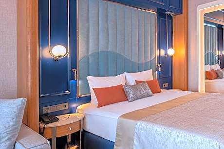 Swim-up Room with Sea View