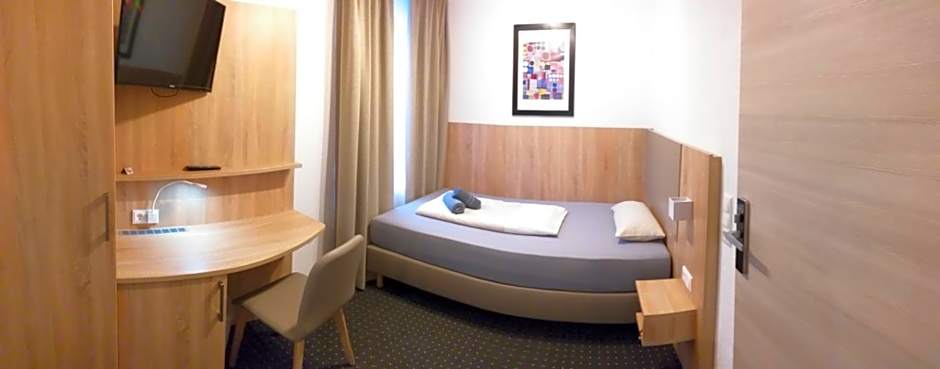 Photo 1 of 6 of Single Room