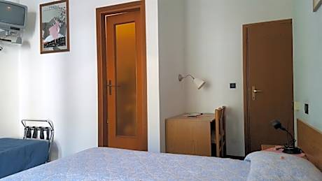 Deluxe Room (2 Adults + 1 Child)