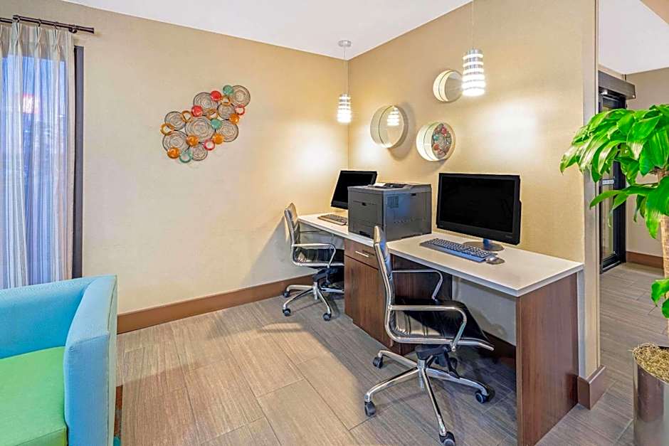 La Quinta Inn & Suites by Wyndham Midwest City - Tinker AFB