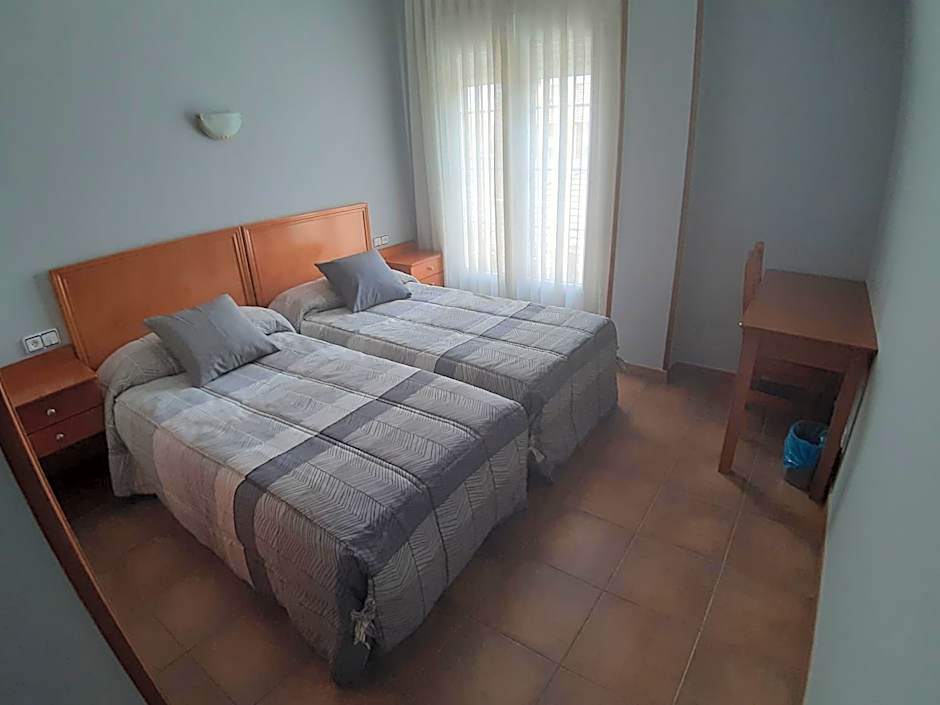 Hotel Los Leones, el más cercano a Warner