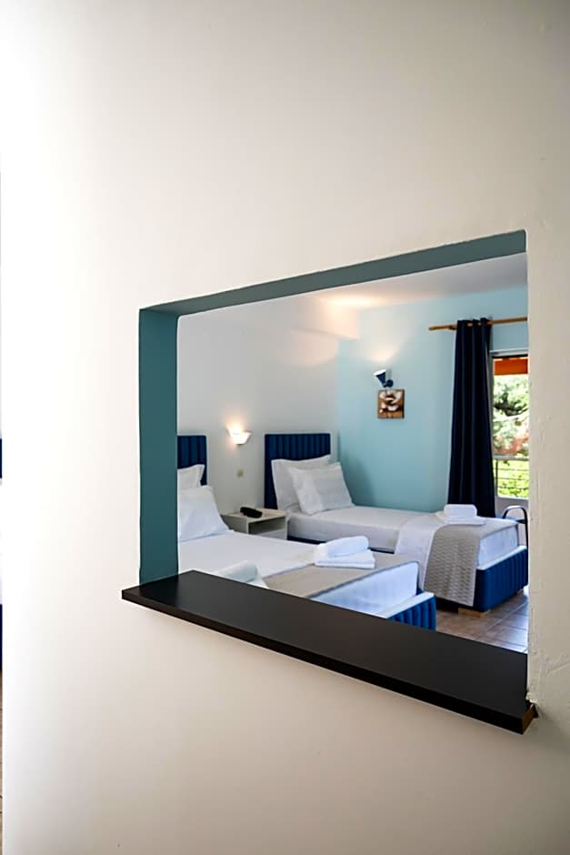 Crystal Blue Hotel, Barbati