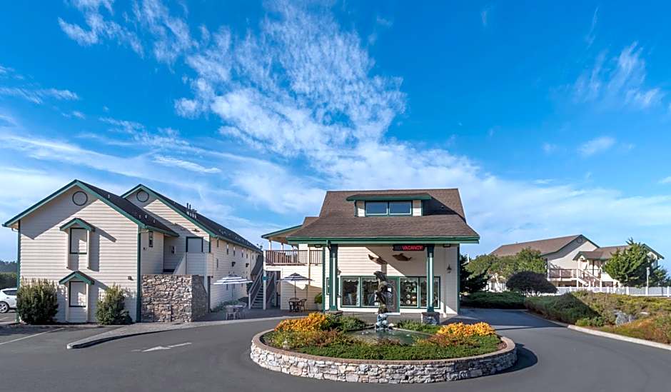 Emerald Dolphin Inn & Mini Golf