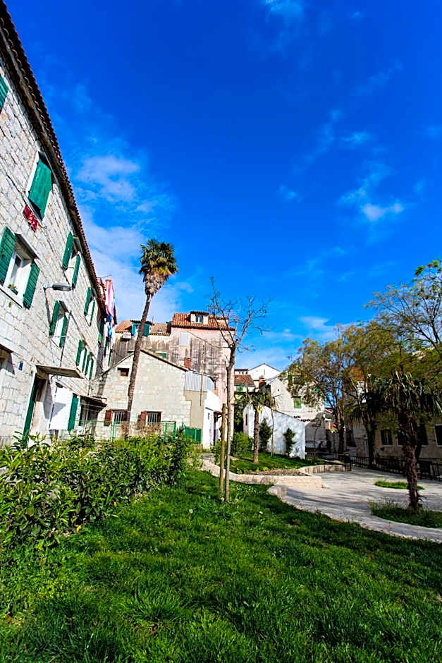 Nirvana Rooms & Apartments