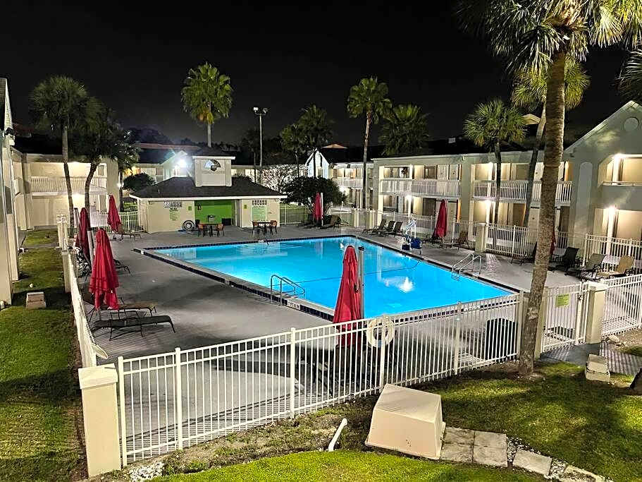 Newly Room in cozy hotel with Super location to the Parks