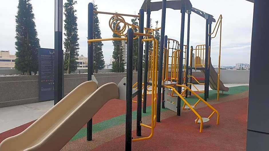 Zulanie Suite Troika Residence, SPACIOUS AND COZY WITH POOL, Free Wifi & Netflix in Golden Triangle of Kota Bharu