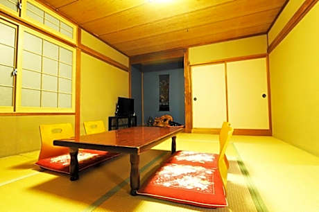 Japanese-Style Large Family Room with Shared Bathroom