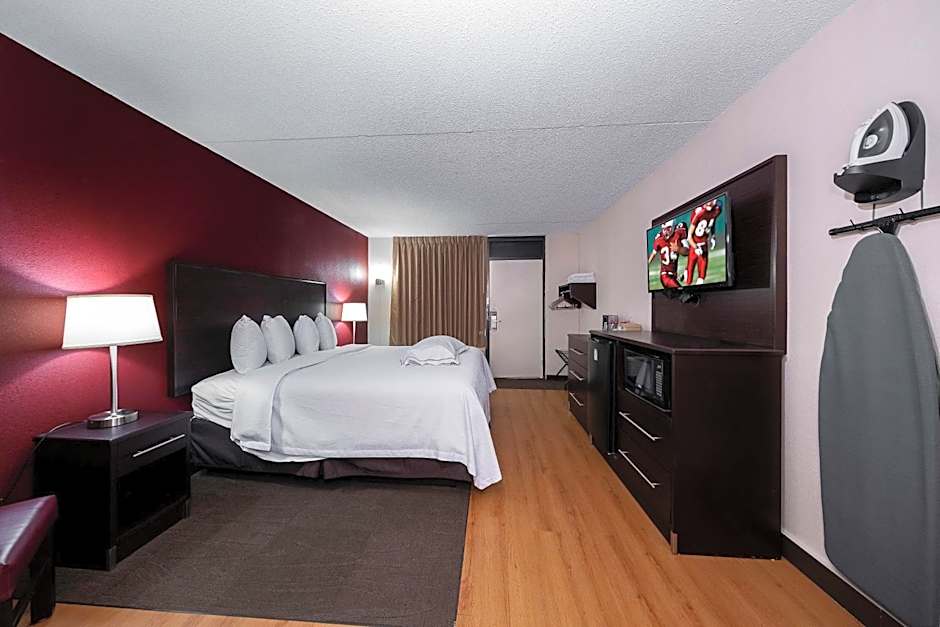 Red Roof PLUS+ Huntsville - Madison