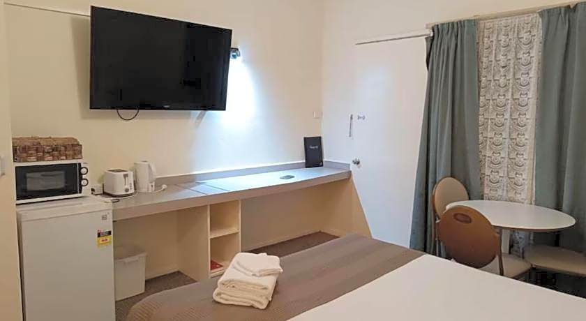 Lazy River Motor Inn