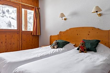 One-Bedroom Apartment with Alcove (5-6 Adults)