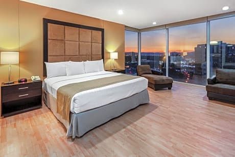 Governor King Suite with Two Double Beds and City/Mountain View - Non-Smoking