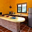 Villa Kiwi. Huge Pool, Steps To Town n Beach. 6 plus BRM 7.5 BTH 3 KCN
