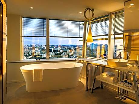 Junior King Suite with Panoramic City and Eiffel Tower View