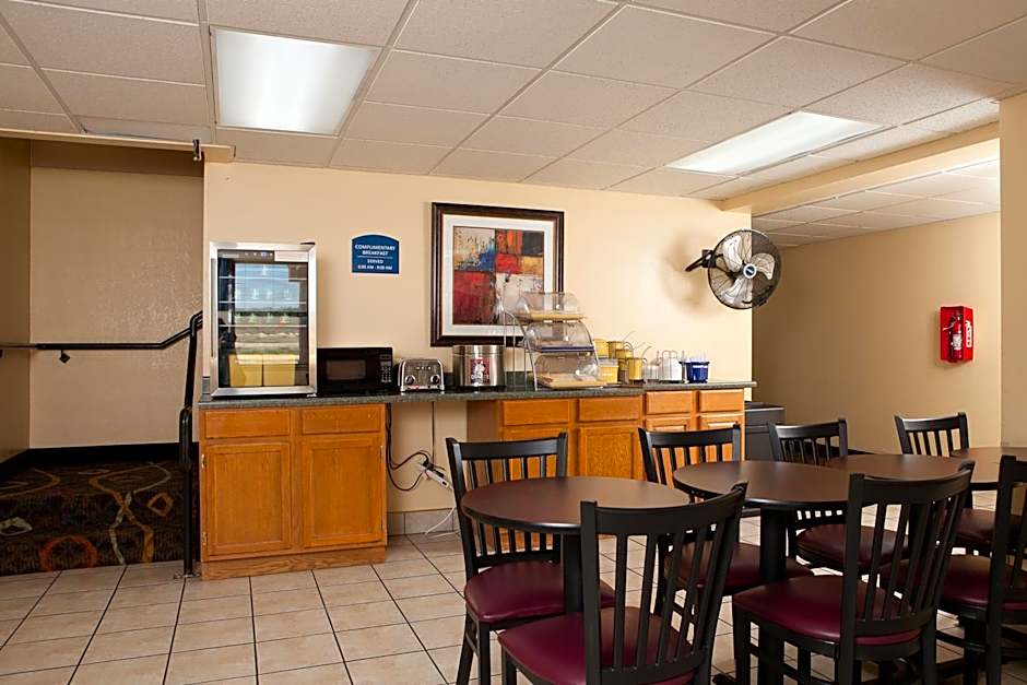 Days Inn by Wyndham Park City Kansas