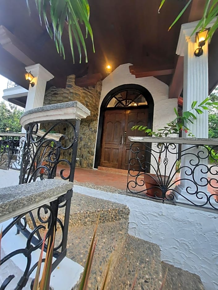 El Castillo Bed and Breakfast