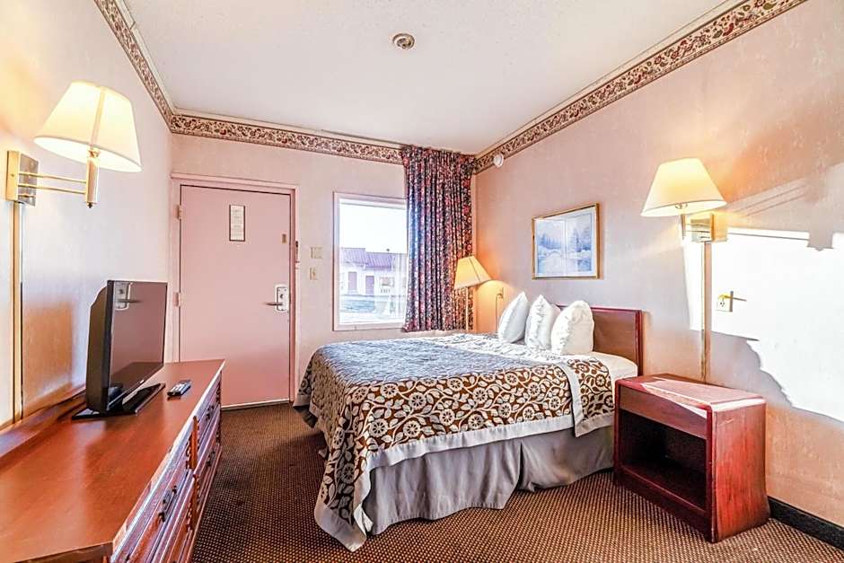 Ozark Junction mountain view by OYO