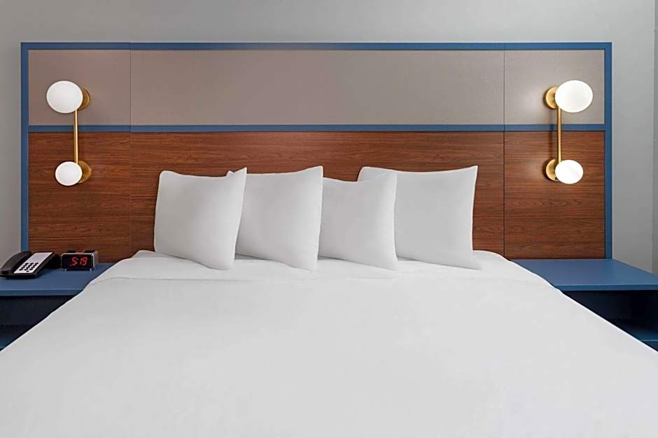 AmericInn by Wyndham Eagle River Downtown