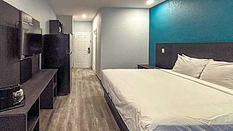 1 King Bed | Mobility Accessible, Roll-In Shower, Non-Smoking, Kitchen