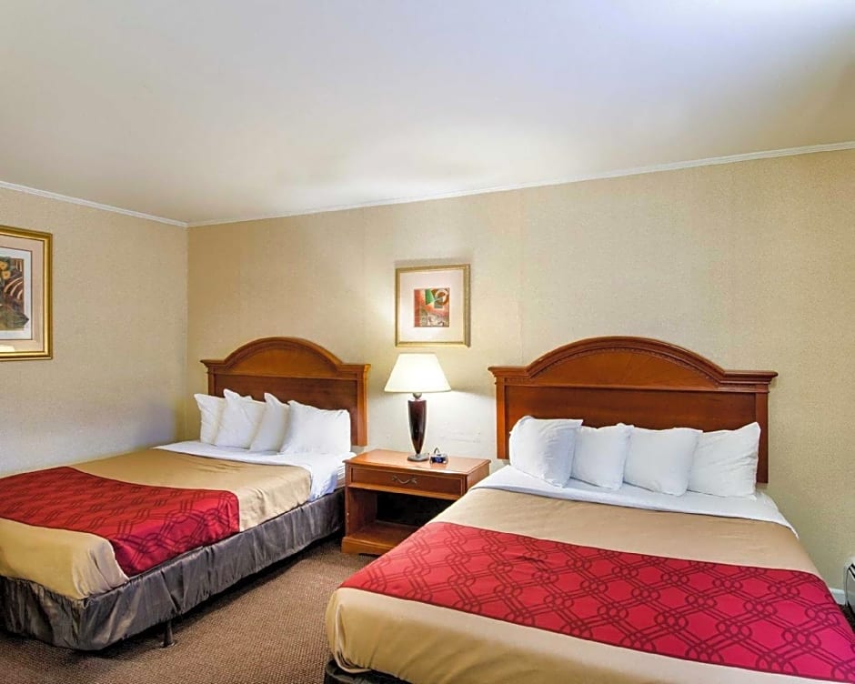 Econo Lodge Inn & Suites