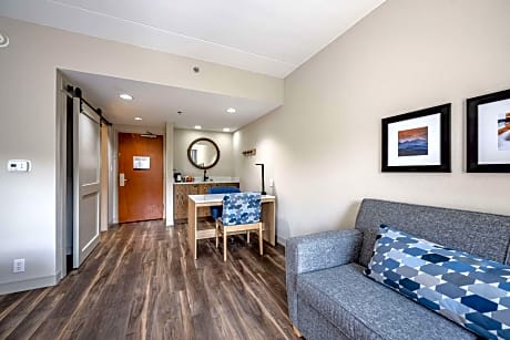 King Room with Mountain View - Hearing Accessible