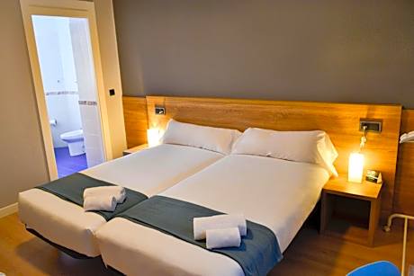 Quadruple Room with Private Bathroom