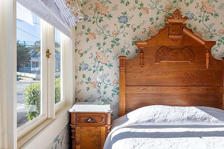 Zdjęcie 1 z 4 — Standard 1 Queen Bed, Partial Ocean View