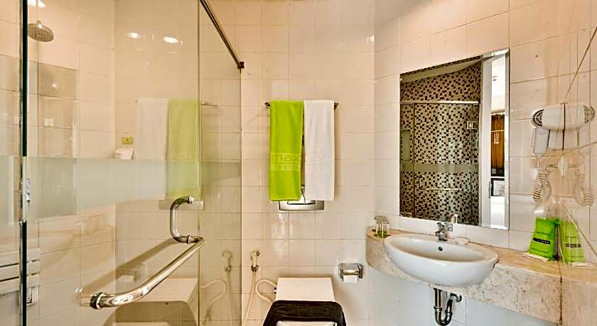 MaxOne Hotels Premier Melawai