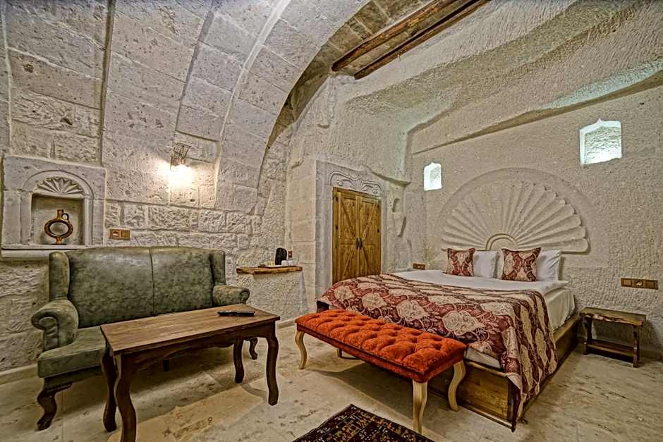 Risus Cave Suites