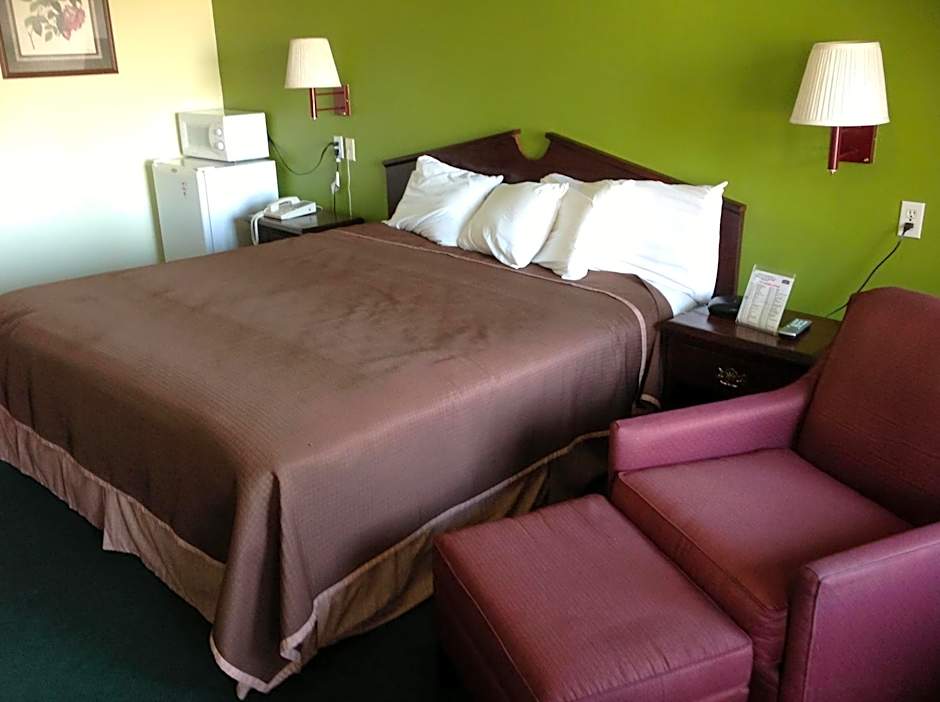 Howard Johnson by Wyndham Grand Prairie Near Lone Star Park