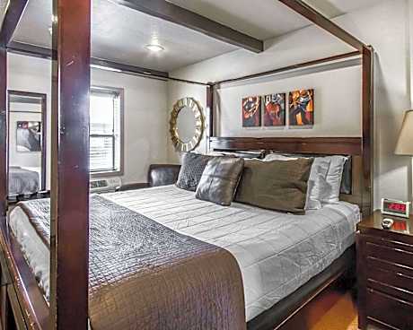 1 King Bed Nonsmoking