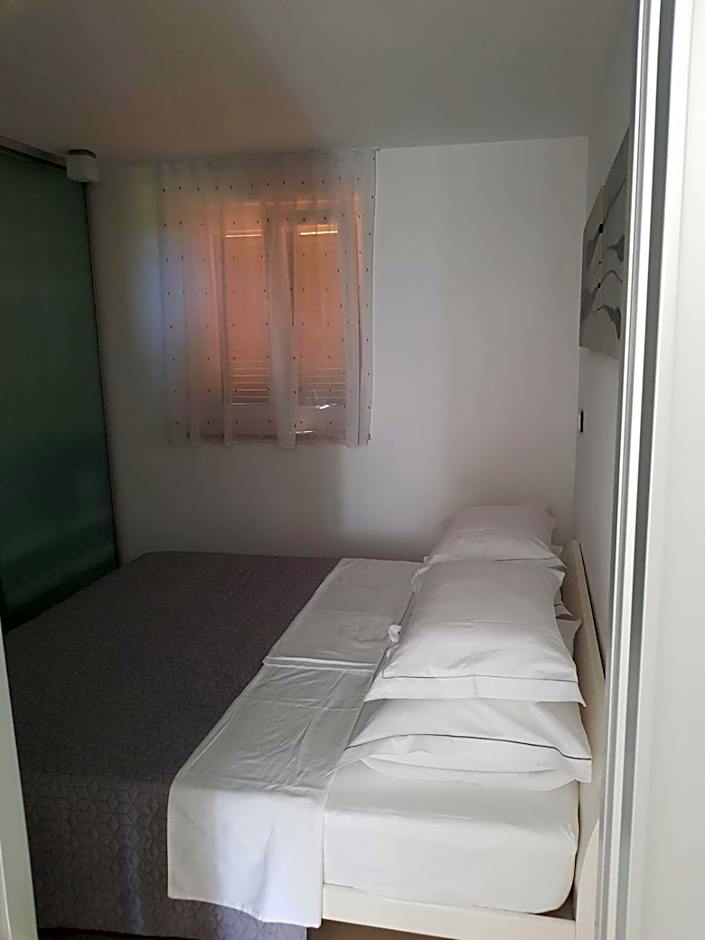 Apartments Fontana Zambratija