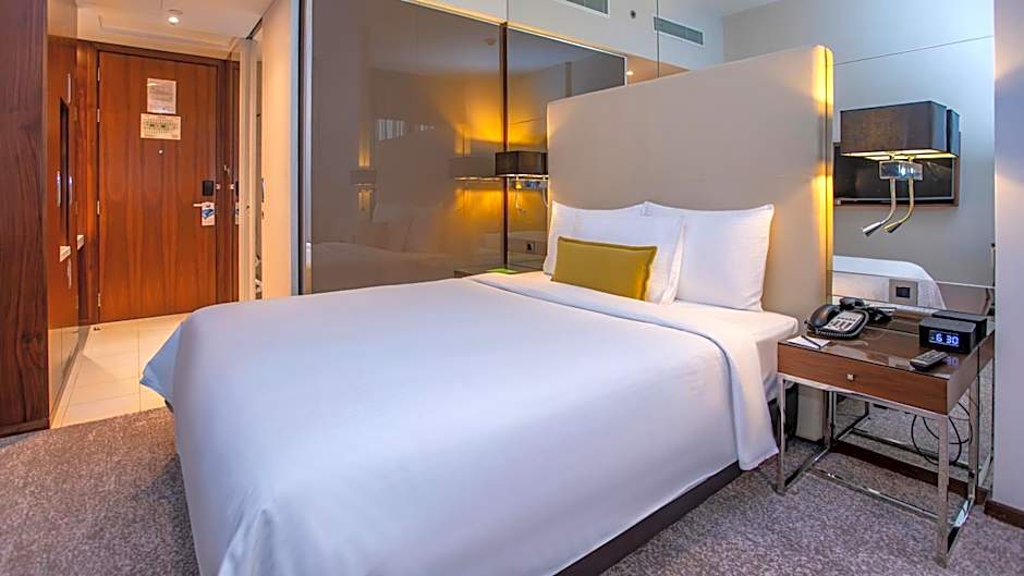 Photo 1 of 7 of 1 Queen Bed, High Floor
