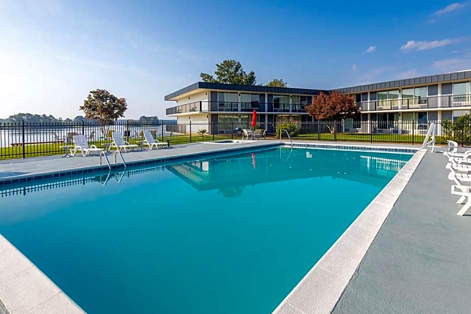 Super 8 by Wyndham Riverside AL