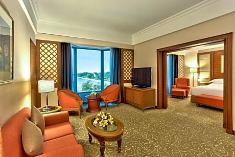 King Premium Suite With Hill View