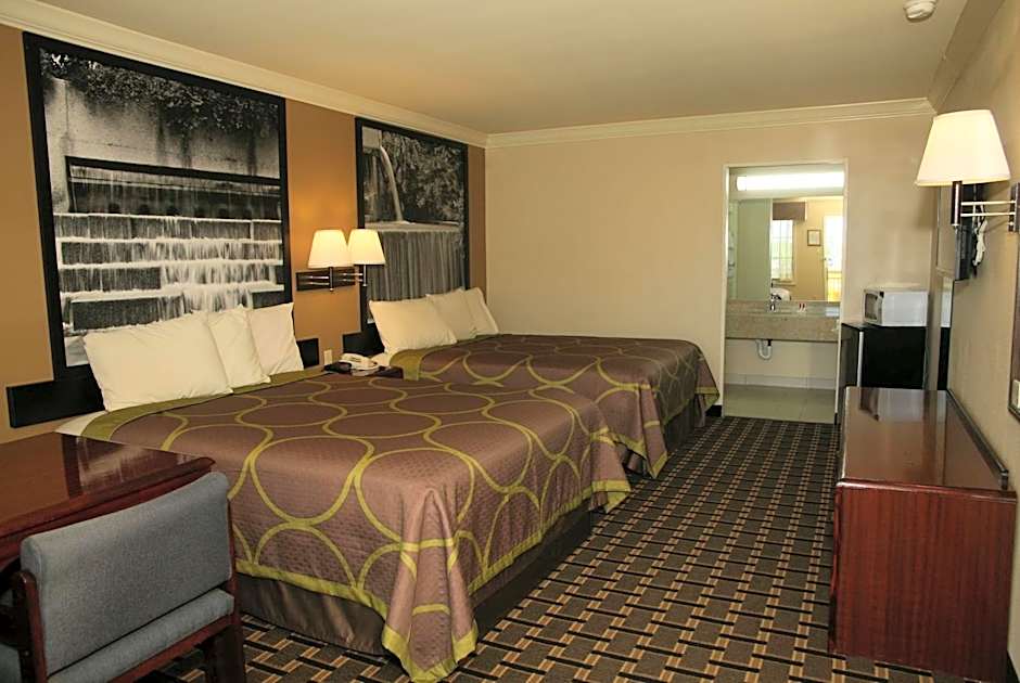 Super 8 by Wyndham Tyler TX