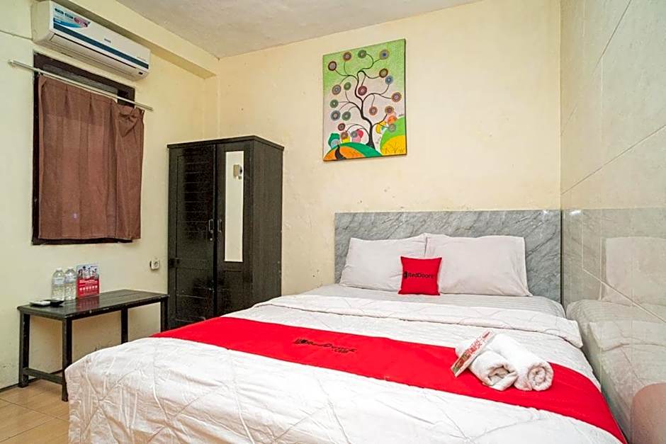 RedDoorz near Cyber Mall