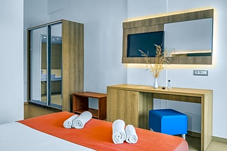 FAMILY SHARING POOL ROOM