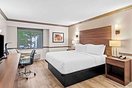 1 King Mobility Accessible Bathtub Microwave Fridge Wi-Fi NSMK Continental Breakfast