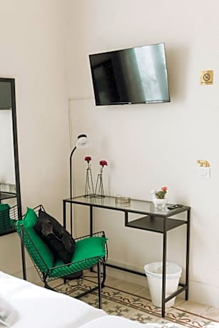 Large Twin Room with Shared Bathroom