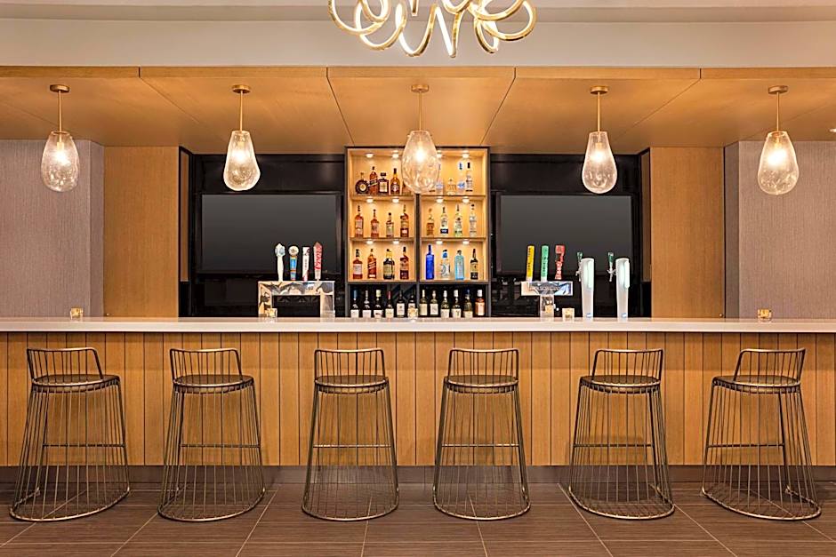 DoubleTree By Hilton Pointe Claire Montreal Airport West 