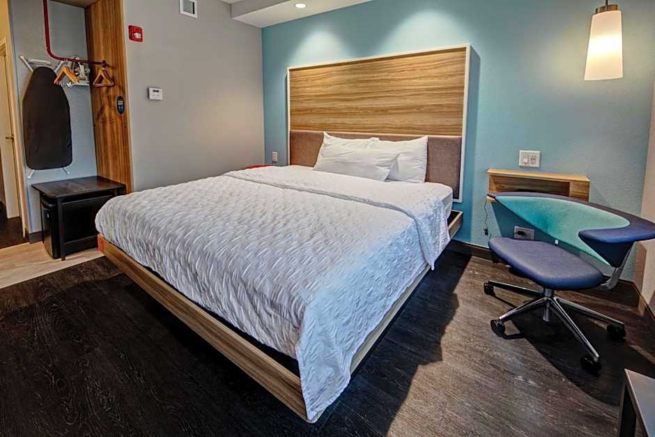 Tru by Hilton Roanoke Hollins, VA