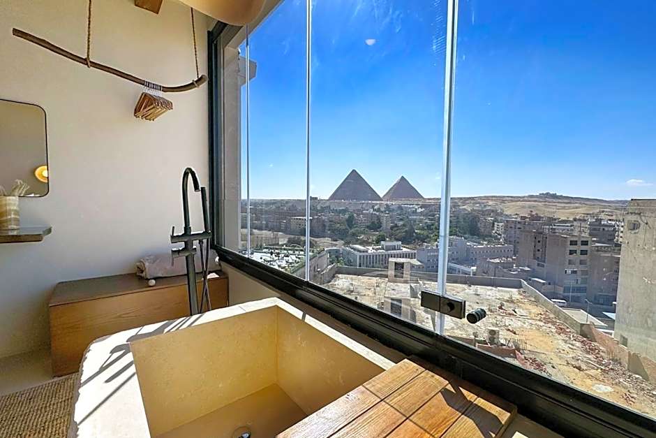 The 2 BDR Pyramids Vista w Bathtub