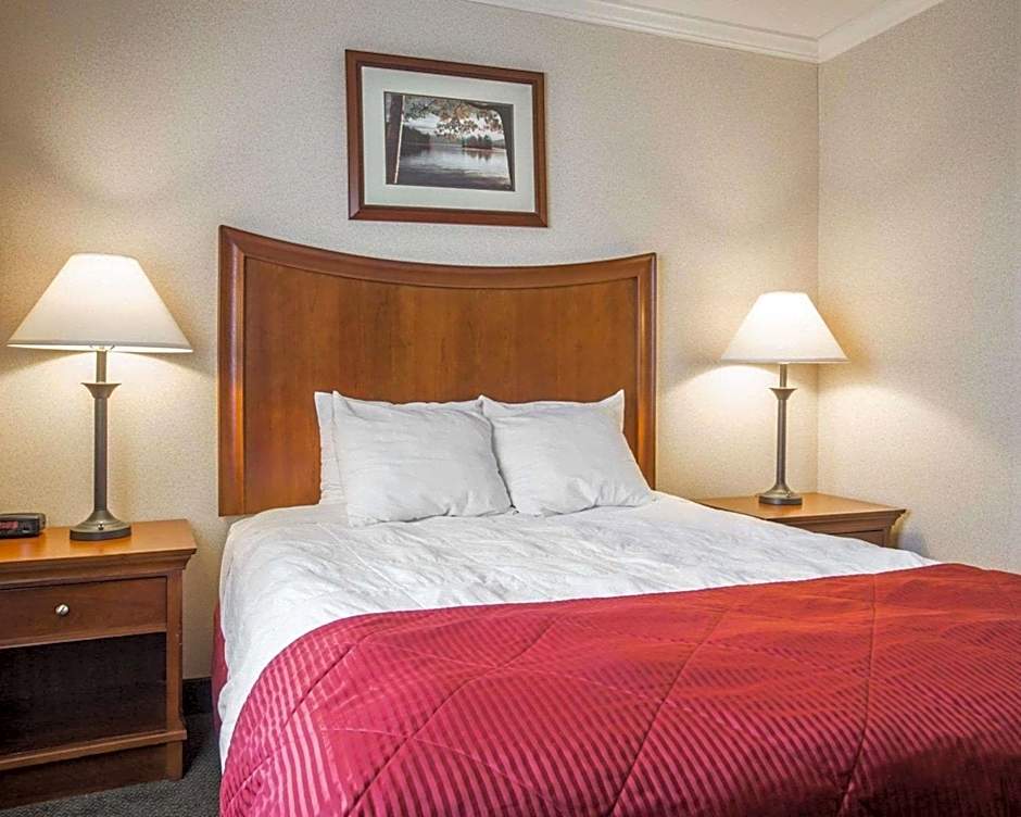 Clarion Inn & Suites At The Outlets Of Lake George